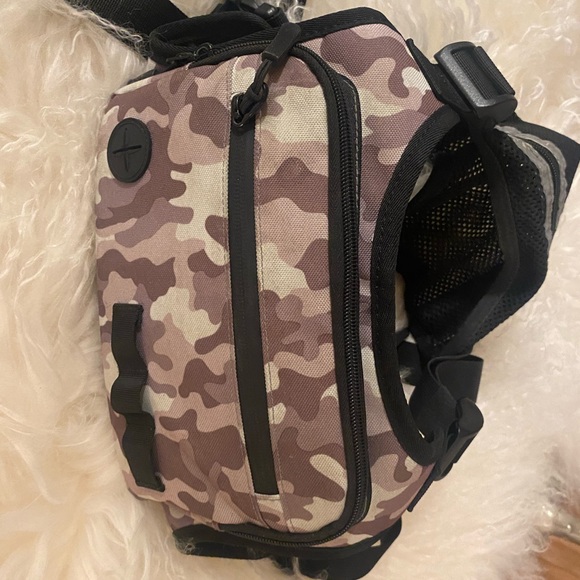 VGC 8/10 Camo tactical look Chest/running bag unisex!! - Picture 3 of 11